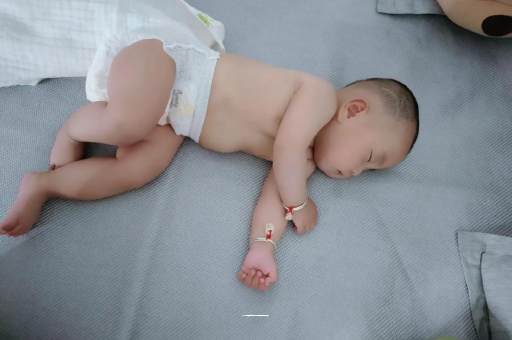开平三个月宝宝抬头不稳
